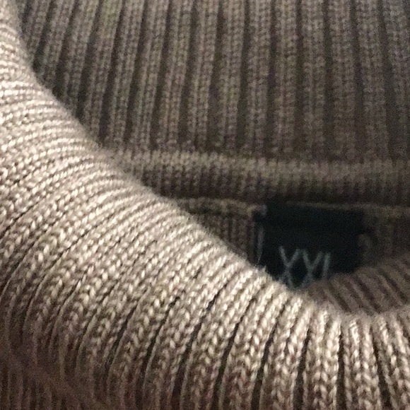 A ribbed turtleneck dress - Picture 2 of 4